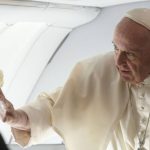 Papa Francesco sull'aereo durante il volo di ritorno dal Kazakhstan (foto Vatican Media / Sir)