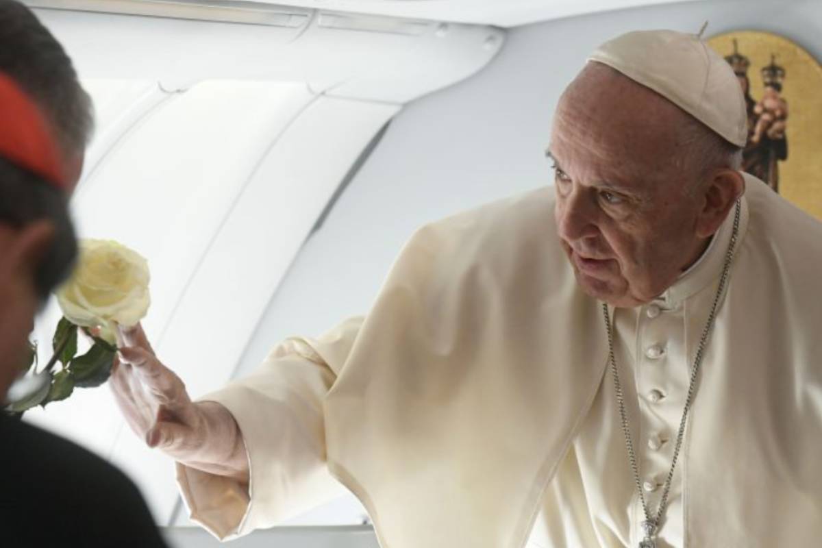 Papa Francesco sull'aereo durante il volo di ritorno dal Kazakhstan (foto Vatican Media / Sir)