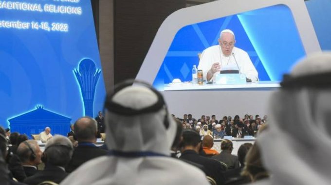 Il Papa: «Non abituiamoci alla guerra, Dio è pace»