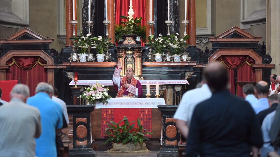 La benedizione al termine della celebrazione a Seveso