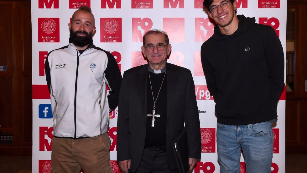 L'arcivescovo Delpini con Riccardo Cardani (a sx) e Simone Barlaan (a dx), alla presentazione di «Ora Sport on fire tour»
