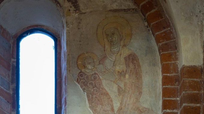 Milano, arte e solidarietà alla Chiesa rossa