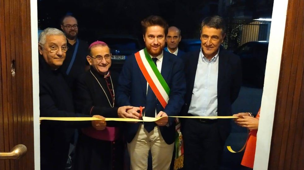 Monsignor Molinari, l'Arcivescovo, il Sindaco di Seregno e Luciano Gualzetti al taglio del nastro