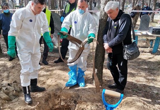 L’elemosiniere del Papa prega sulla fossa comune