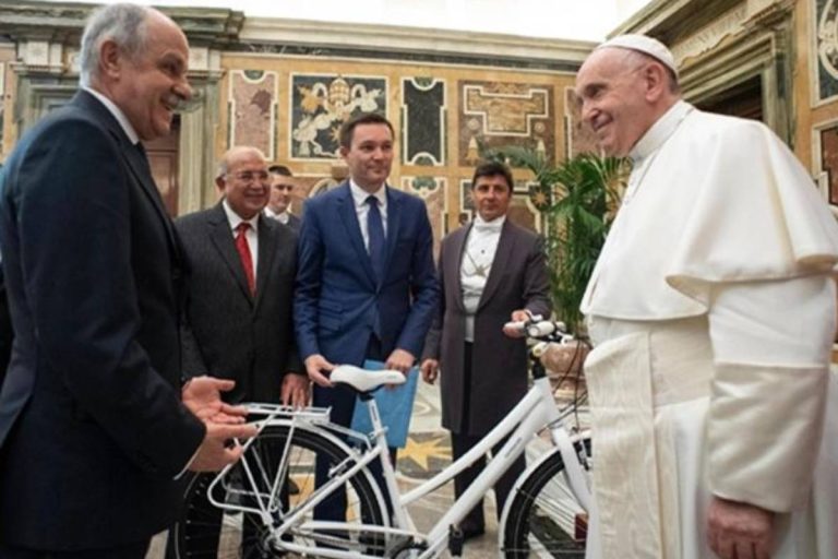 In una cerimonia di qualche anno fa papa Francesco riceve una bicicletta in omaggio dall'allora presidente della Federciclismo Renato Di Rocco