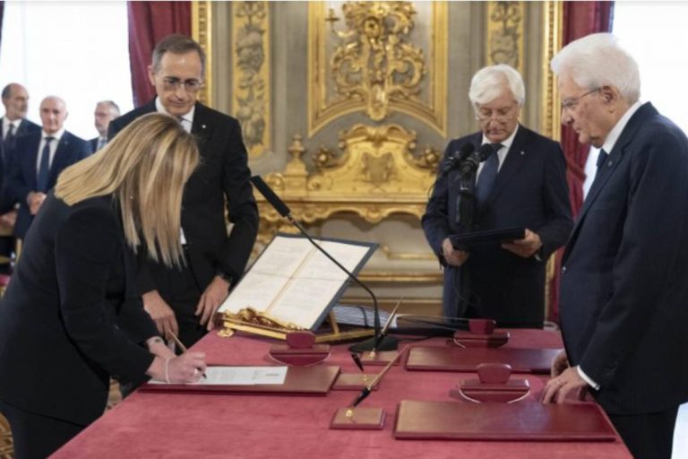 Il giuramento di Giorgia Meloni davanti al Capo dello Stato (foto Ansa / Us Quirinale / Francesco Ammendola)