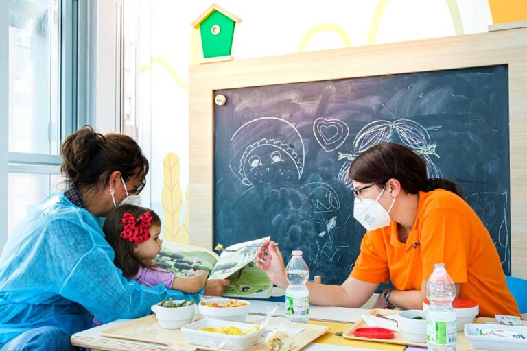 Volontari e operatori a Casa Sollievo Bimbi (foto Roberto Morelli)