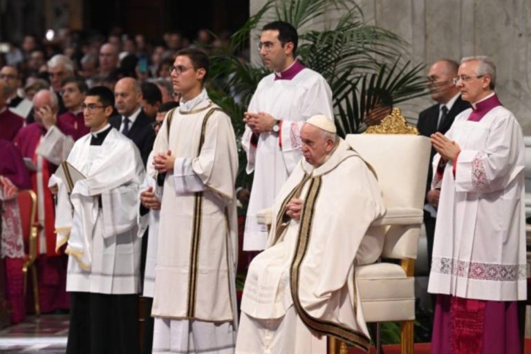Papa Francesco durante la celebrazione (foto Ansa / Sir)