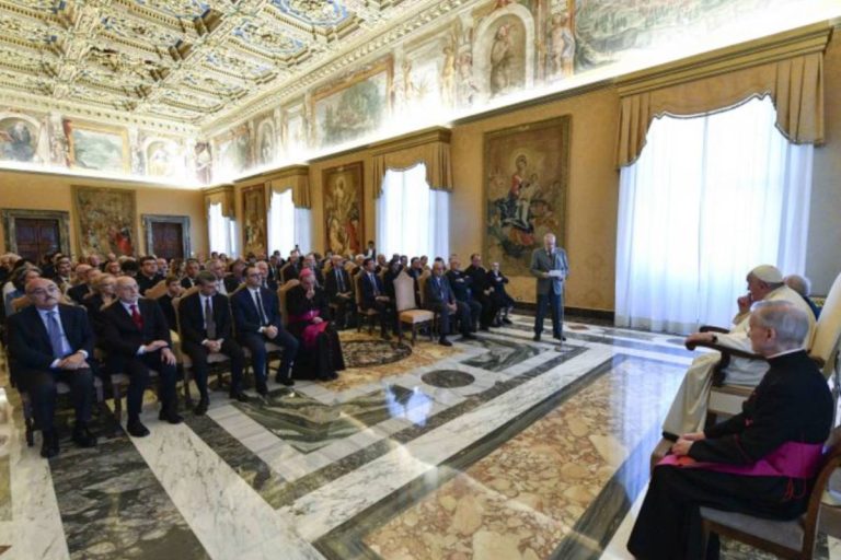 Il Copercom in udienza dal Papa (foto Vatican Media / Sir)