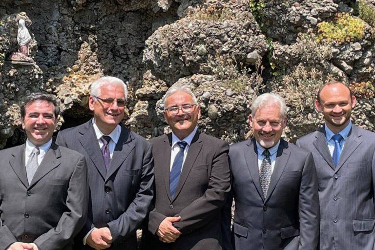 I diaconi permanenti 2022. Da sinistra, Gaetano Macaluso, Alessandro Piero Terribile, Francesco Buono, Giulio Napoletano e Florin Ioan Moldovan