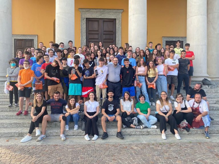 Don Andrea Perego coi ragazzi di Casatenovo