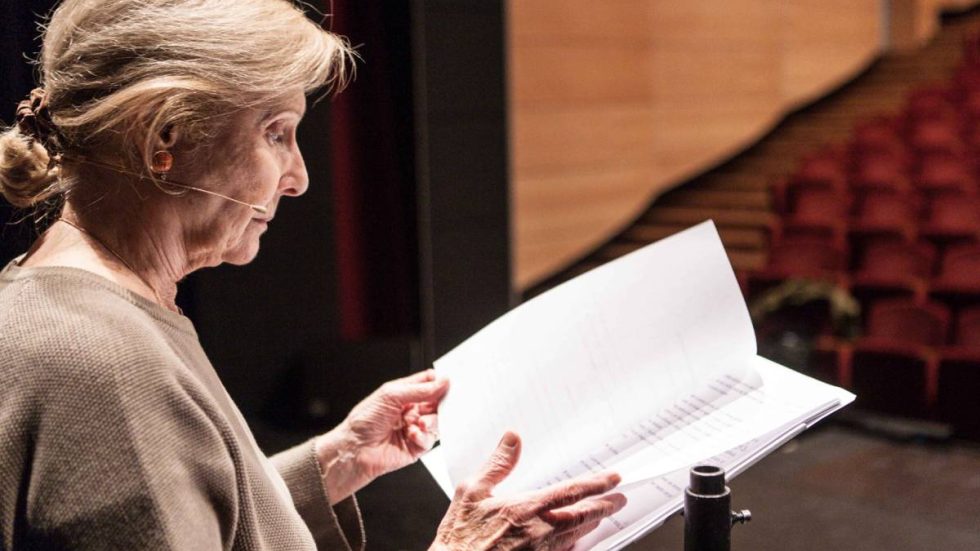 Giulia Lazzarini dà voce alle testimonianze in «Gorla fermata Gorla» (foto Wanda Perrone Capano) Giulia Lazzarini dà voce alle testimonianze in «Gorla fermata Gorla» (foto Wanda Perrone Capano)