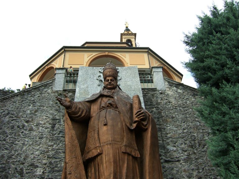 Il monumento a Giovanni XXIII a Imbersago