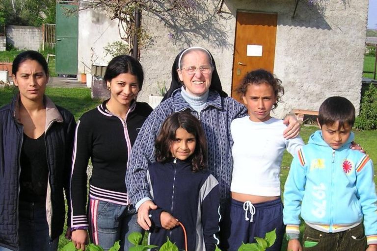 Suor Ancilla Beretta con alcuni rom ospitati nella chiesa di Nocetum (foto Silvio Mengotto)