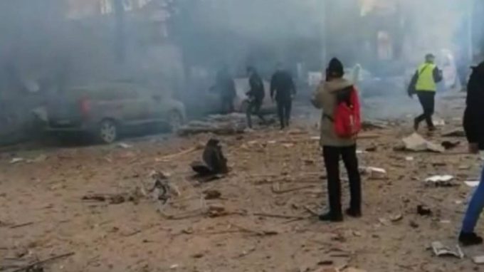 Kiev, la Messa al rumore dei droni