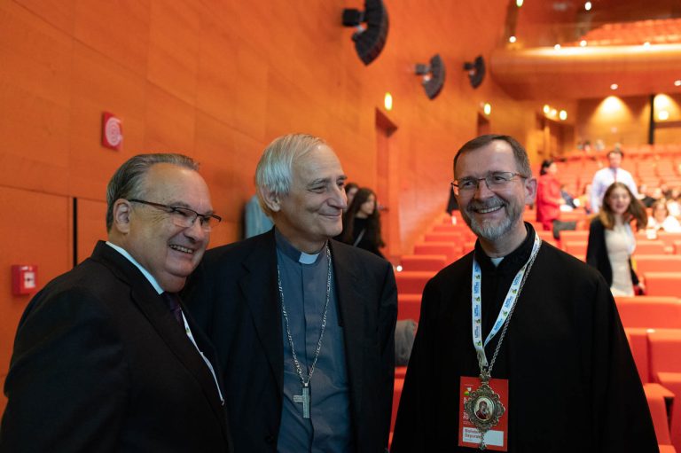 Al centro il cardinale Matteo Zuppi (foto Sant'Egidio)