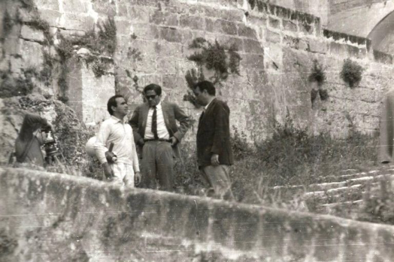 Pier Paolo Pasolini tra i sassi di Matera durante le riprese de «Il Vangelo secondo Matteo»