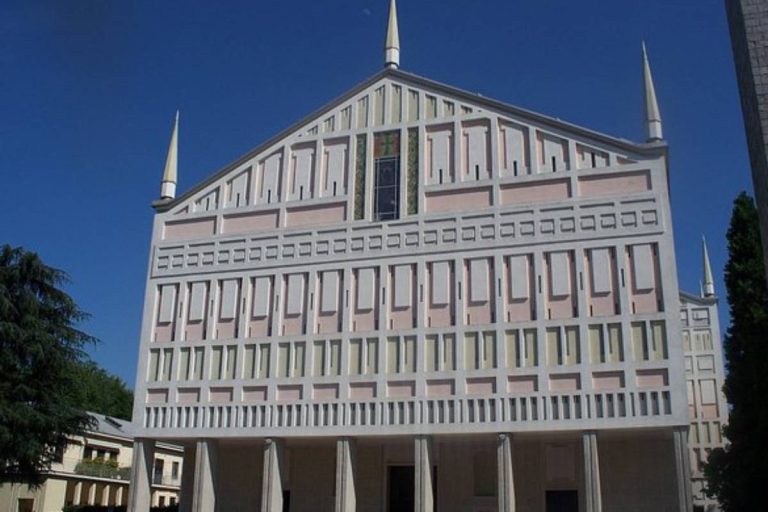 La facciata della chiesa di Santa Barbara a Metanopoli