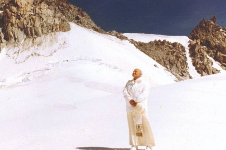 Giovanni Paolo II durante una vacanza in montagna