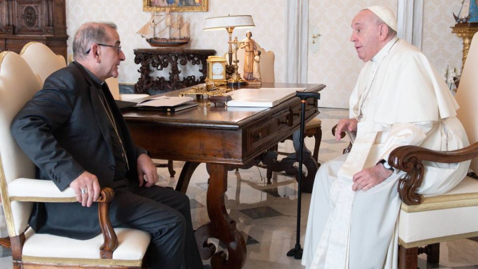 L'Arcivescovo a colloquio con papa Francesco (foto Vatican Media)