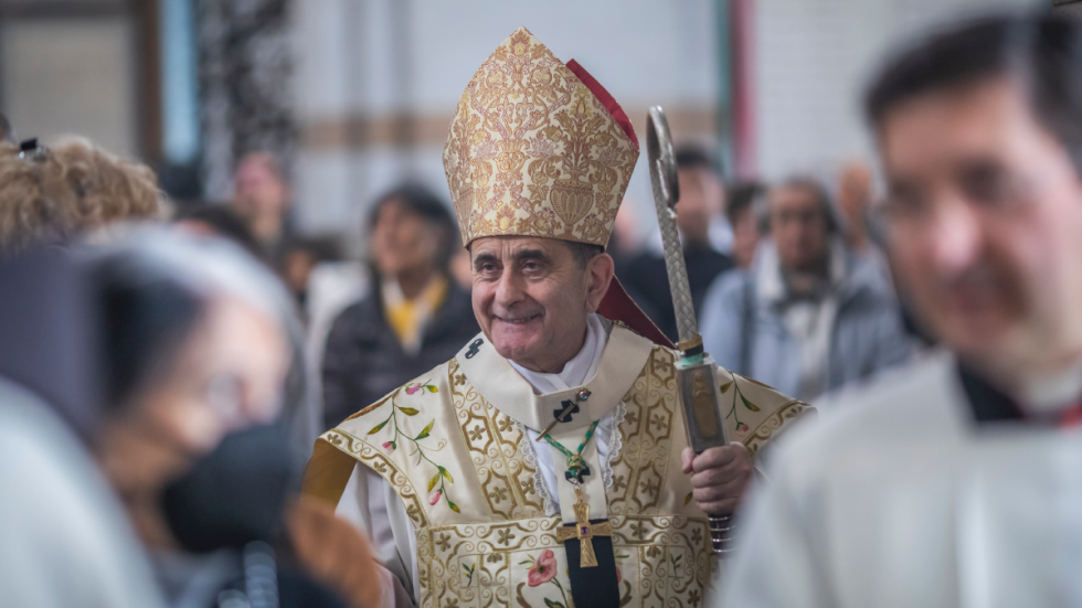 L'Arcivescovo saluta i fedeli (foto Agenzia Fotogramma)