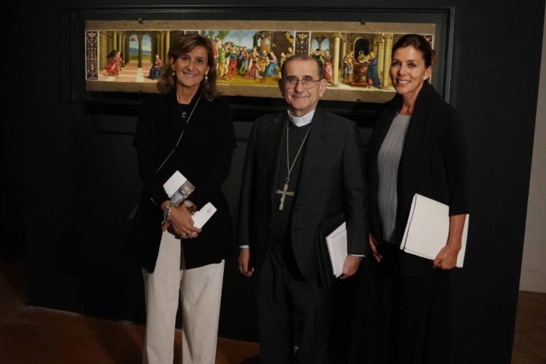 L'Arcivescovo tra Nadia Righi, direttrice del Museo diocesano, e Barbara Jatta (foto Agenzia Fotogramma)