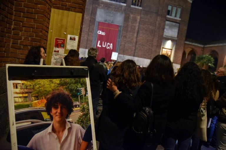 L'omaggio degli amici a Luca (foto Agenzia Fotogramma)