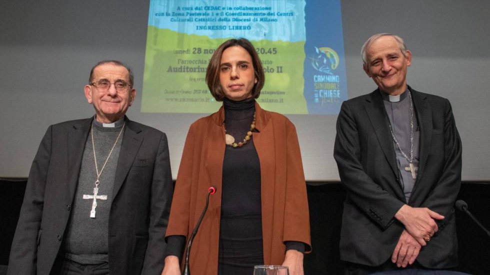 L'Arcivescovo, la moderatrice Claudia La Via e il cardinale Zuppi (foto Agenzia Fotogramma)