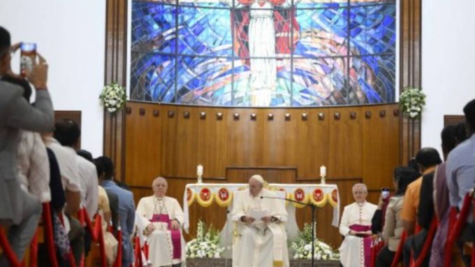 Il Papa in Bahrein: «Un cristiano deve sporcarsi le mani e dare testimonianza»