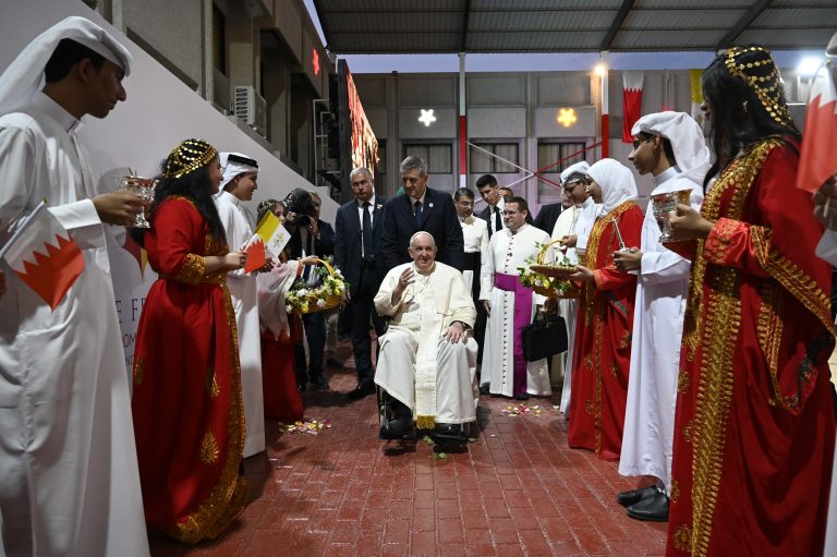 Un momento del viaggio di papa Francesco in Bahrain (foto Vatican Media / Sir)