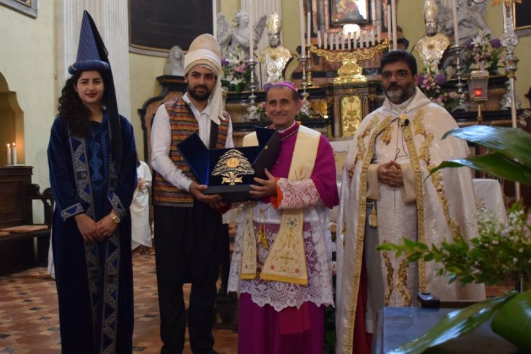 Fedeli maroniti con l'Arcivescovo in occasione di una festa di San Charbel