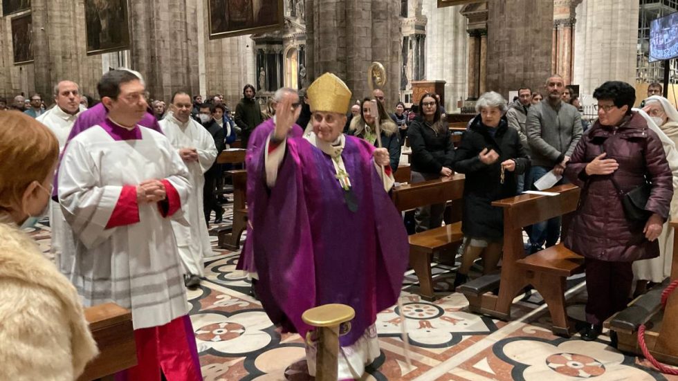 L'Arcivescovo saluta i fedeli all'inizio della celebrazione
