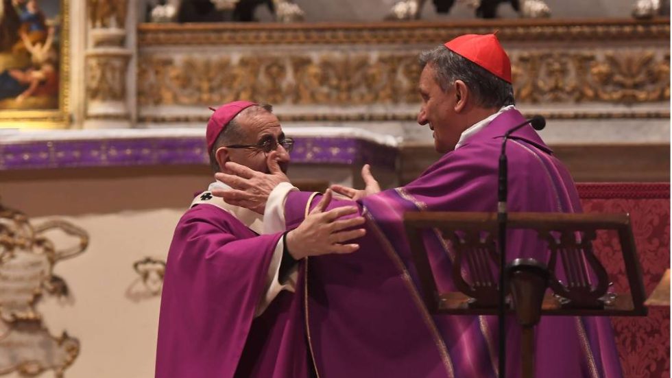 L'abbraccio tra l'Arcivescovo e il cardinale Grech durante la Messa