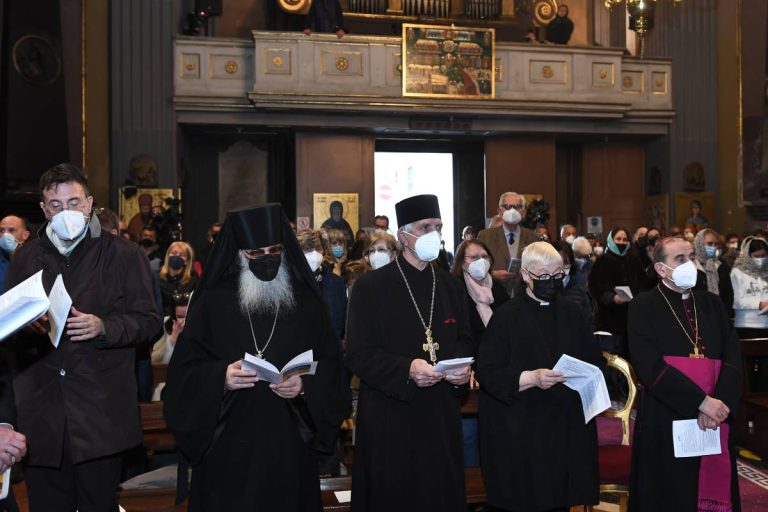 L'Arcivescovo e alcuni membri del Consiglio delle Chiese cristiane di Milano durante la preghiera ecumenica per la pace svoltasi l'11 aprile scorso