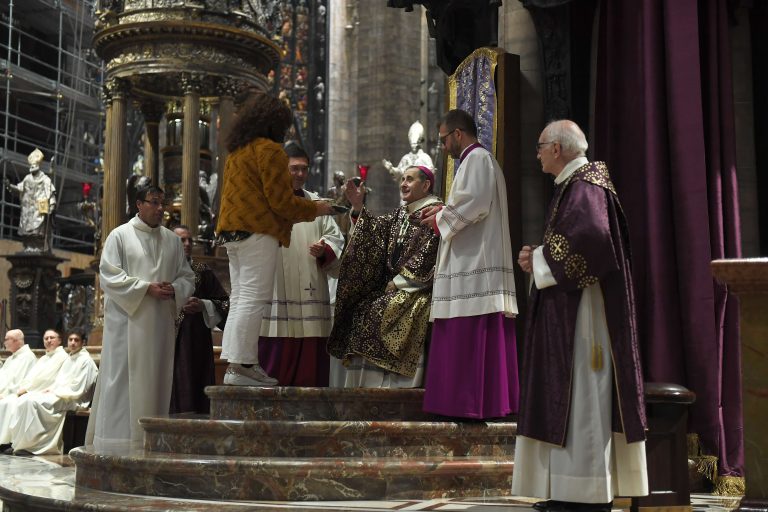 L'Arcivescovo riceve l'offertorio da Maria Rosa Fiorani 