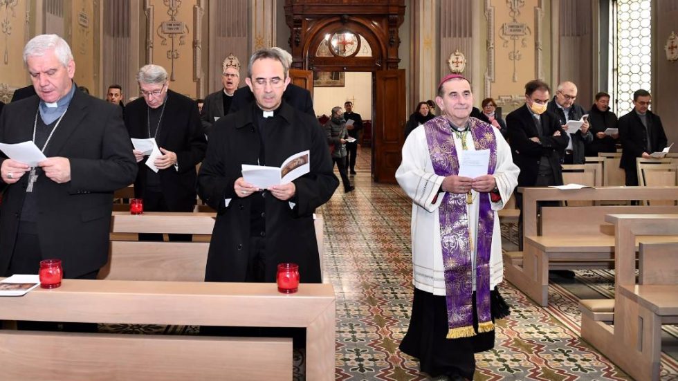 L'Arcivescovo e gli altri Vescovi lombardi all'inizio del momento di preghiera