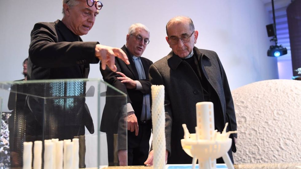 Stefano Boeri, monsignor Bressan e l'Arcivescovo durante la visita alla mostra