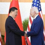 La stretta di mano tra Joe Biden e Xi Jinping (foto Ansa / Sir)