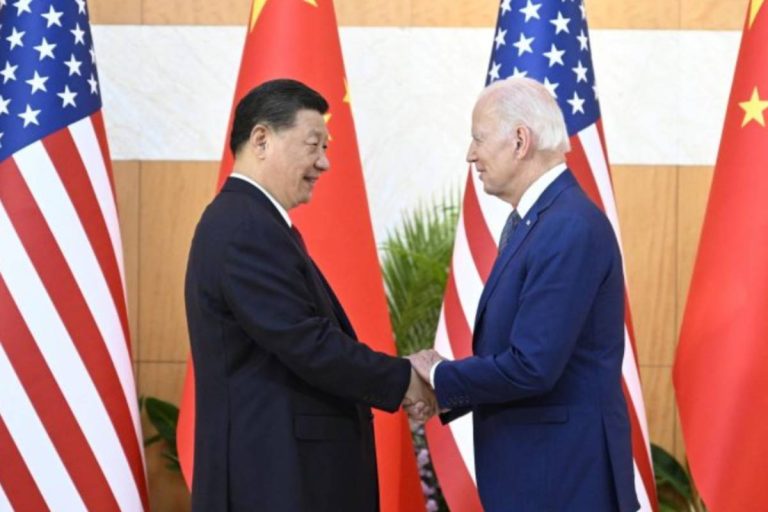 La stretta di mano tra Joe Biden e Xi Jinping (foto Ansa / Sir) 