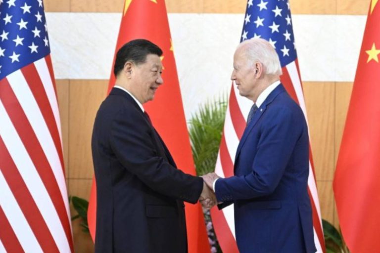 La stretta di mano tra Joe Biden e Xi Jinping (foto Ansa / Sir)