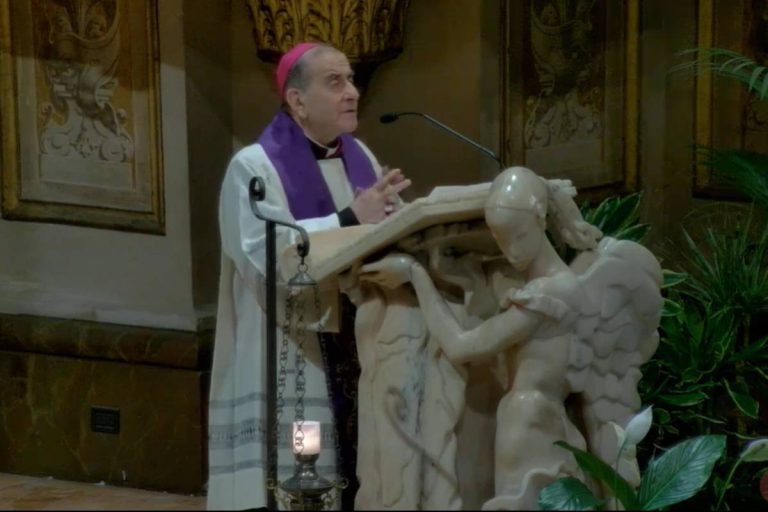 L'Arcivescovo durante la prima serata