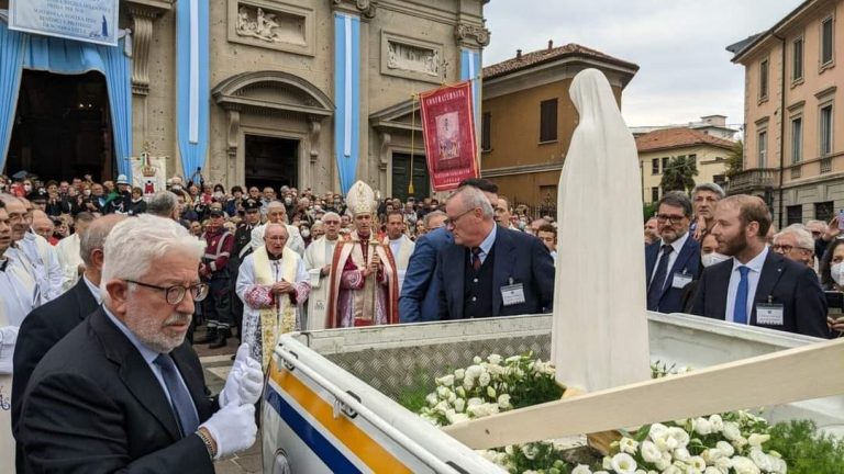 La statua della Madonna di Fatima a Saronno