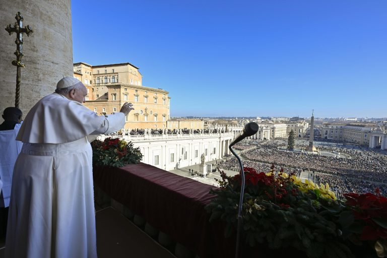 Il Papa saluta i fedeli (foto Vatican Media / Sir)