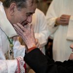 L'Arcivescovo con una ospite del Palazzolo (foto Fondazione Don Gnocchi)