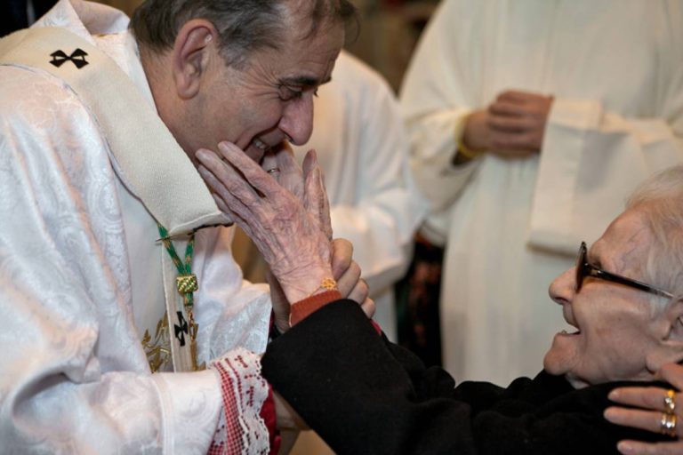 L'Arcivescovo con una ospite del Palazzolo (foto Fondazione Don Gnocchi)