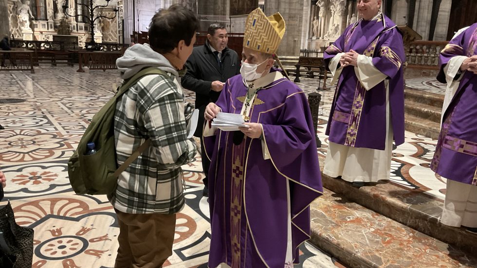 L'Arcivescovo consegna il testo dell'omelia