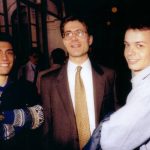 Marcello Marano (al centro) il giorno della laurea, con gli amici Ugo Cangiano (a sinistra, col maglione) e Luca Mancin (a destra, con la camicia)