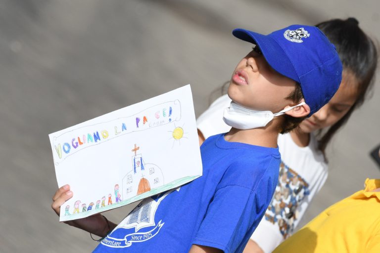 Un ragazzo ucraino durante un'udienza generale in Piazza San Pietro (foto Sir / Marco Calvarese