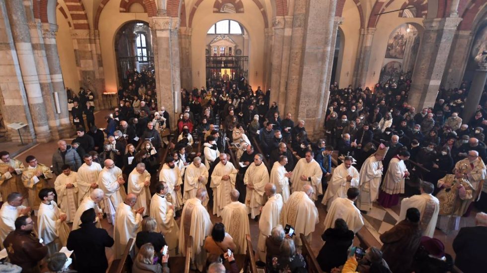 L'Arcivescovo, i concelebranti e i fedeli in Basilica 
