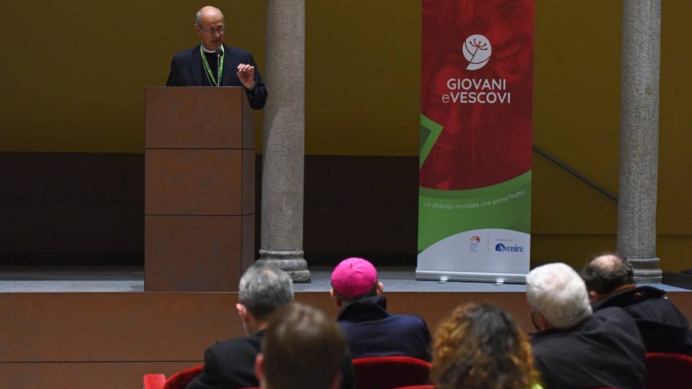 Monsignor Maurizio Gervasoni durante il primo incontro di «Giovani e Vescovi» a Milano
